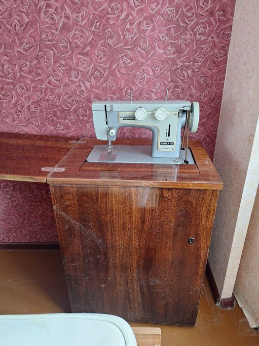 Продам швейную машинку