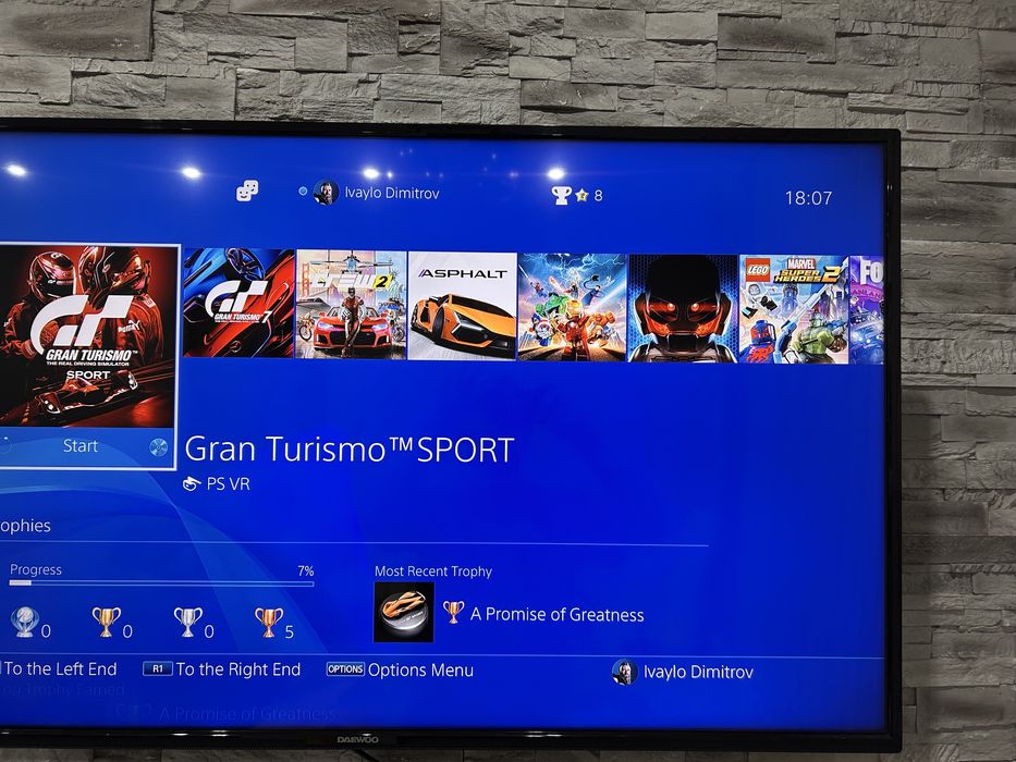 PS 4 pro 1TB + комплект G29 и 5 игри.