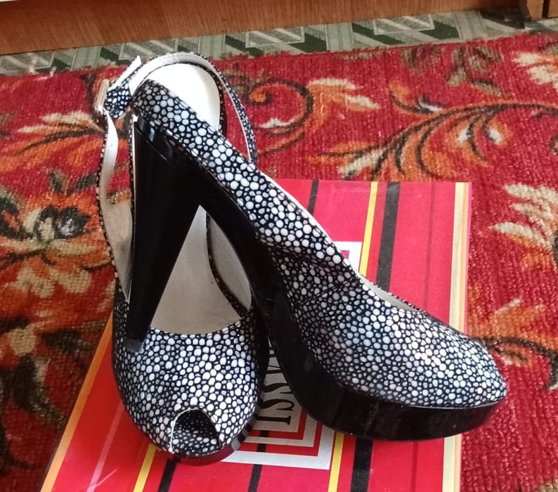 Продам босоножки