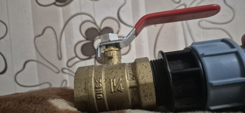 Для дачи,кран ноаый шароввй