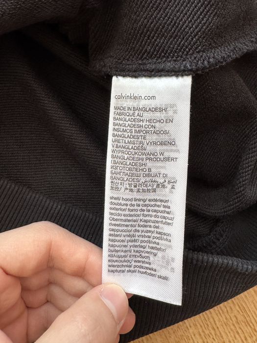 Продавам оригинален суитшърт на Calvin Klein
