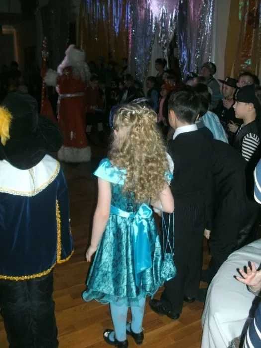 Праздничное платье на 6-8 лет.