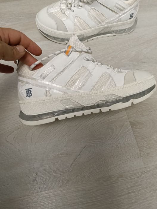 Adidași superbi numărul 42