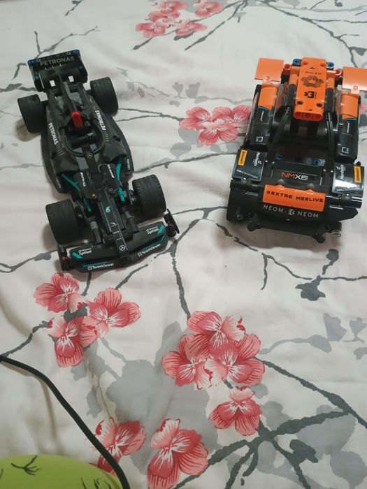 Două mașinuțe lego de colecție