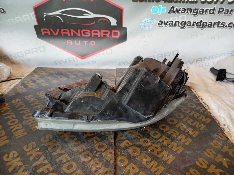 Десен фар Toyota Avensis Verso 2002