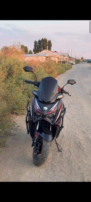 Moped Q max ( skutr )