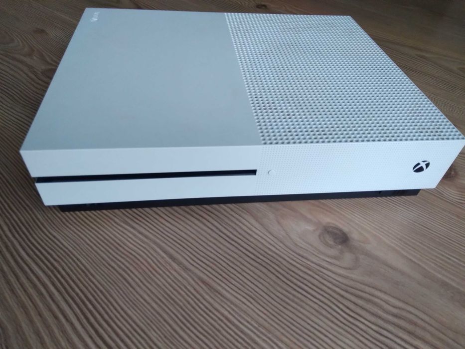 Xbox One S 500 GB + игри