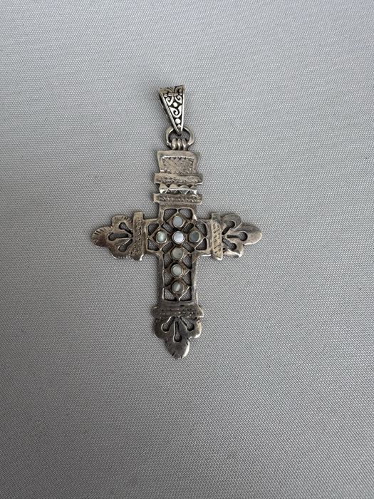 Cruce din argint si sidef