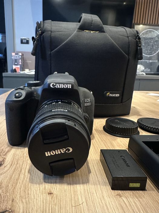 Canon EOS 800D cu obiectiv EFS 18-55mm - ca nou