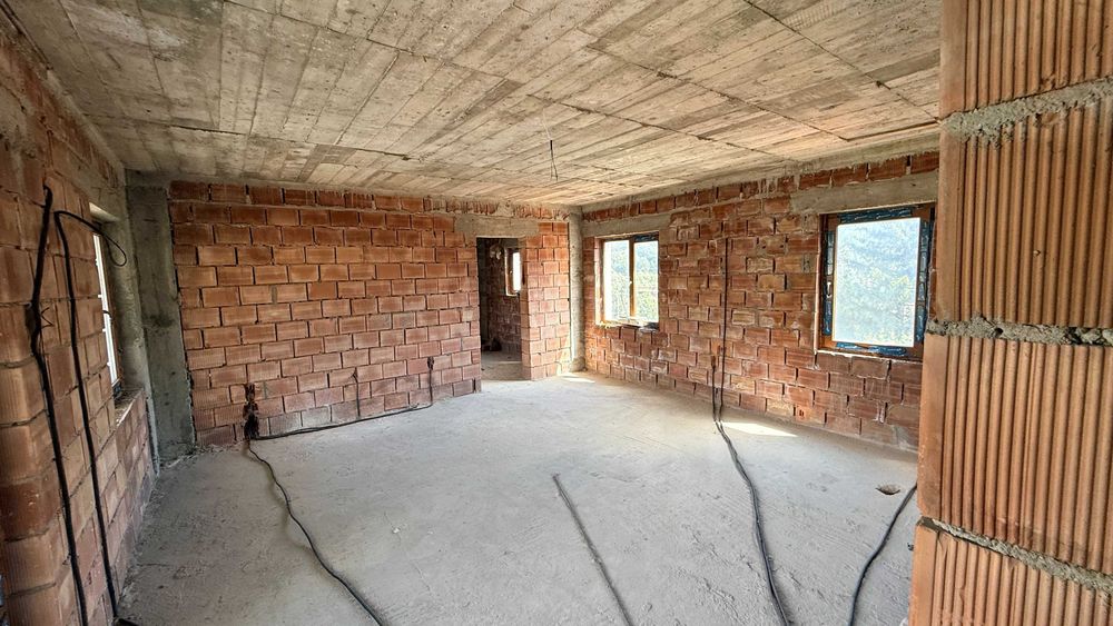 Bușteni | Proiect investițional | 1.004 mp construiți | Piscină interioară | Vedere către Caraiman