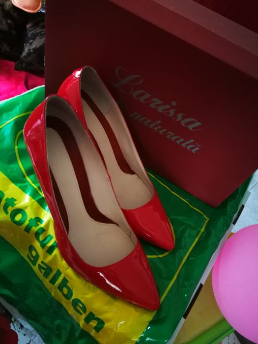 Vând pantofi eleganți din piele naturala