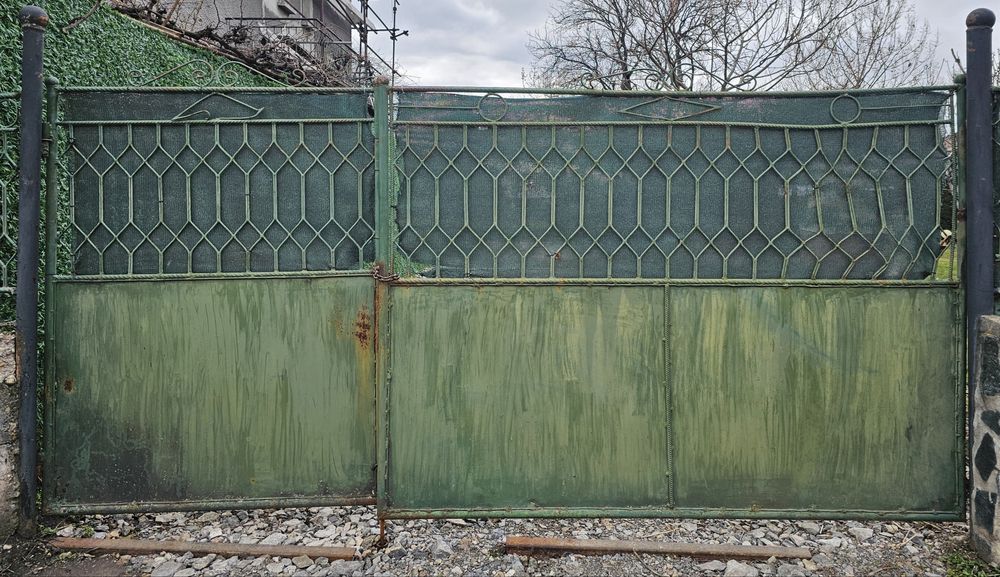 Метална ограда. Пешеходна порта,  два портала и пана.