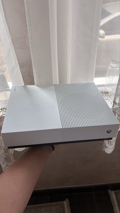 Se vinde ps4 slim si xbox one s