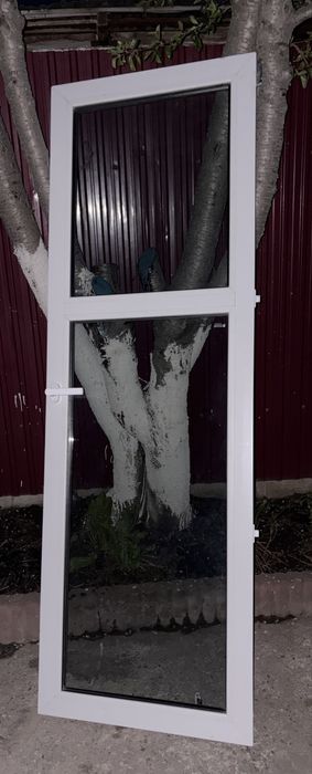 пластиковую дверь с каркасом