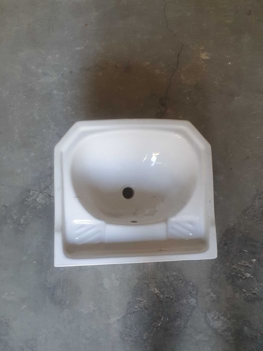 Chiuvetă nouă de baie, culoare albă, nefolosită