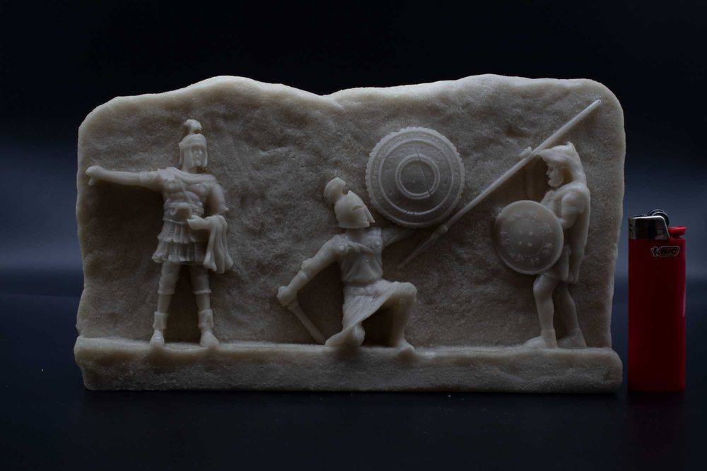 Ръчно изработен мраморен релеф „Антична бойна сцена“ – воини с щитове