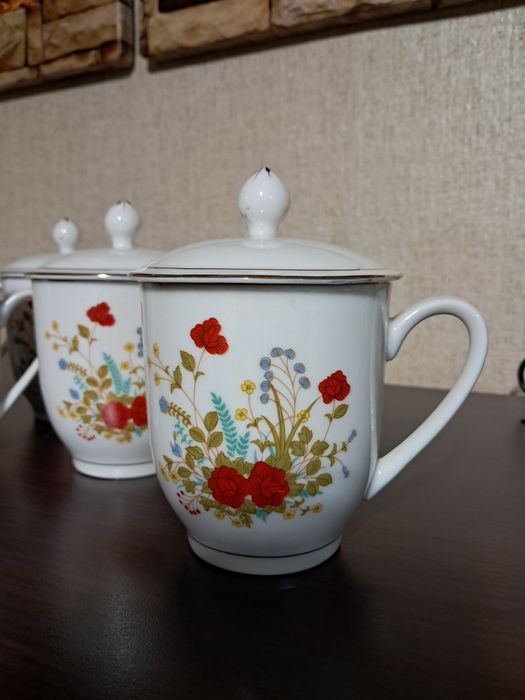 Порцеланов сервиз за чай с капаче.