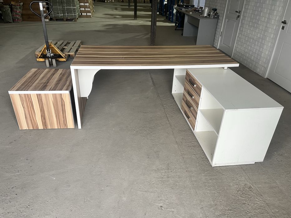 Продам стол офисный