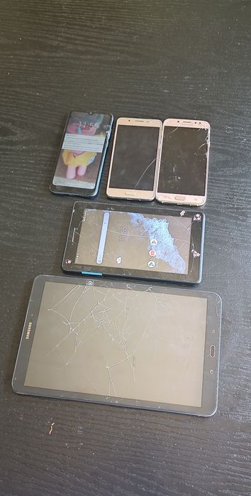 Vând 3 telefoane și 2 tablete cu display-ul spart