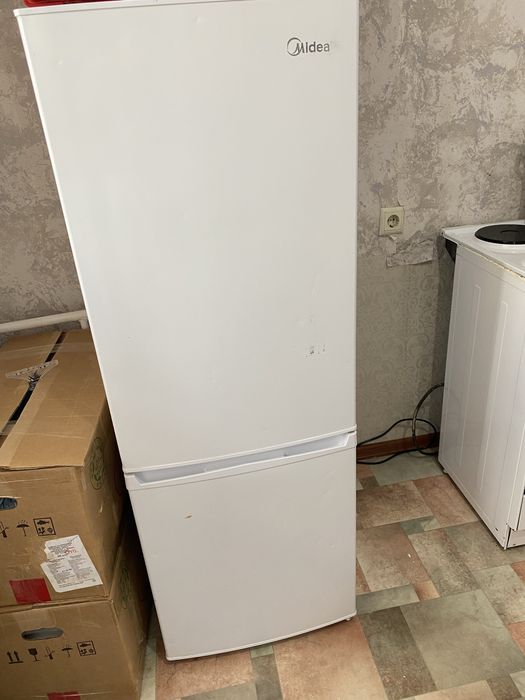 Продается Холодильник Midea
