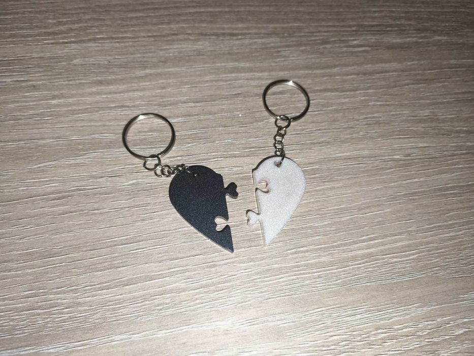 Brelocuri in forma de inima din rasina diverse culori