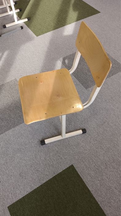 Школьные парты со стульями