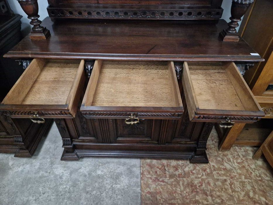 Уникален антикварен ловджийски бюфет от масивен дъб – края на XIX век