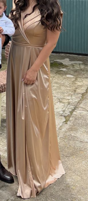 Златиста сатенена рокля