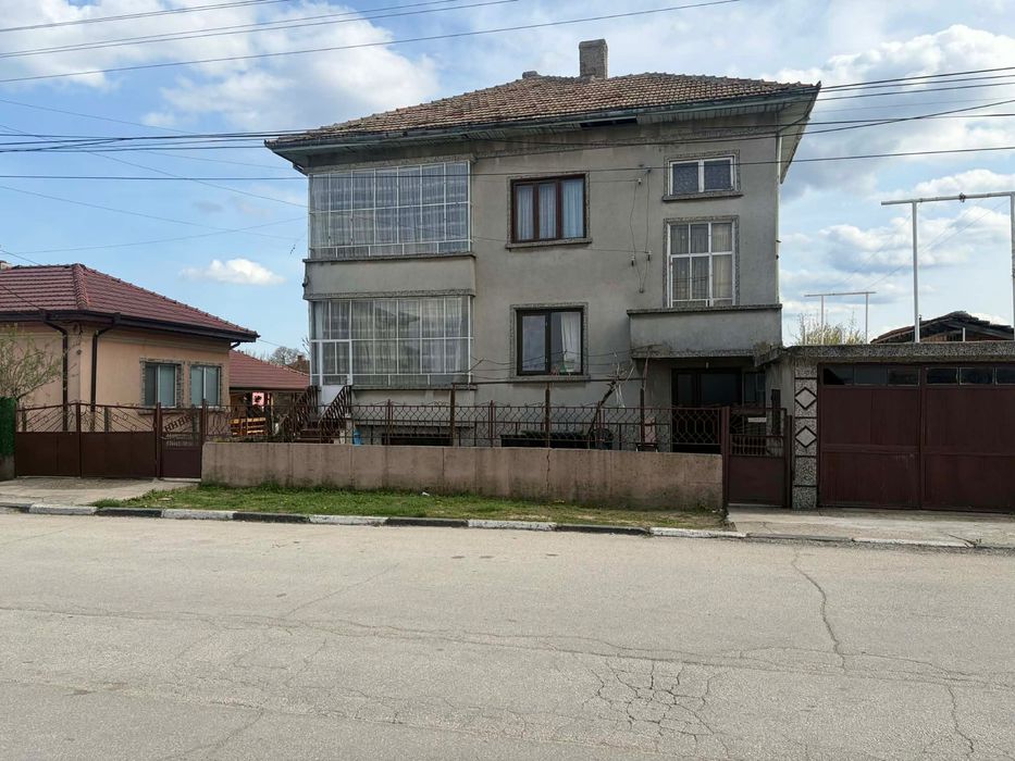Продава се къща.