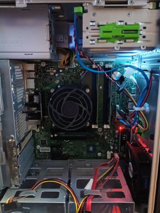 Vând PC calculator Fujitsu P757, i3 7100 3.9 Ghz, 8gb Ddr4, M2 240 gb