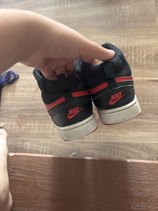Adidașii sunt roșii și sunt noi