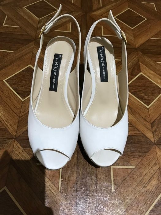 босоножки на танкетке