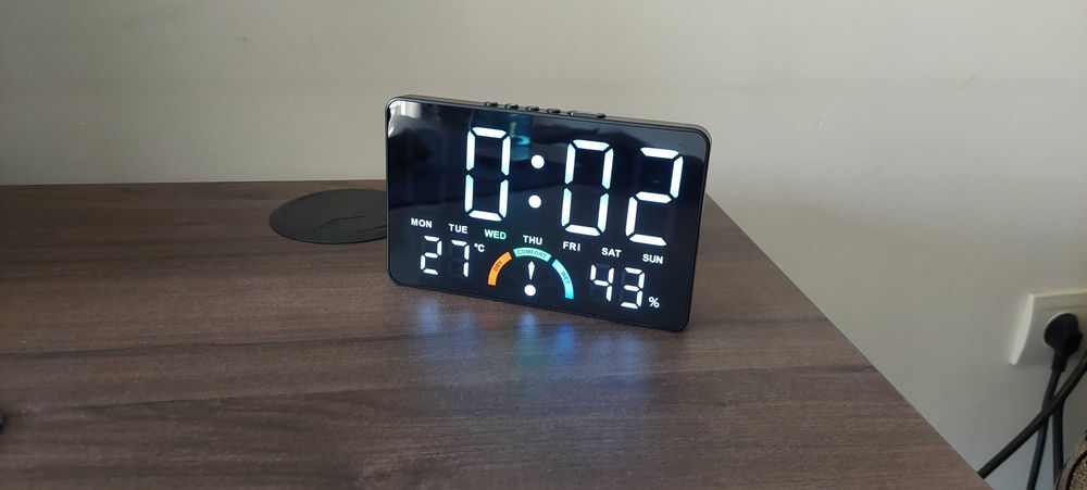 Настолен LED часовник - термометър, влагомер, аларма, календар