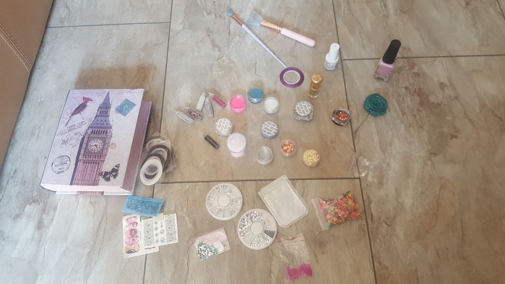 Намалени 25лв огромен лот за маникюр