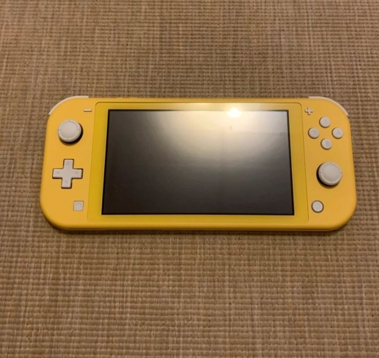 Vând Nintendo Switch Lite – galben