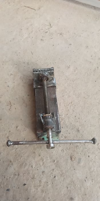 Слесарние тиска сотилади.