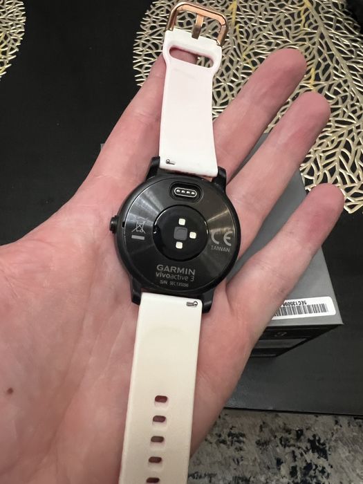 Продам часы Garmin vivoactive3