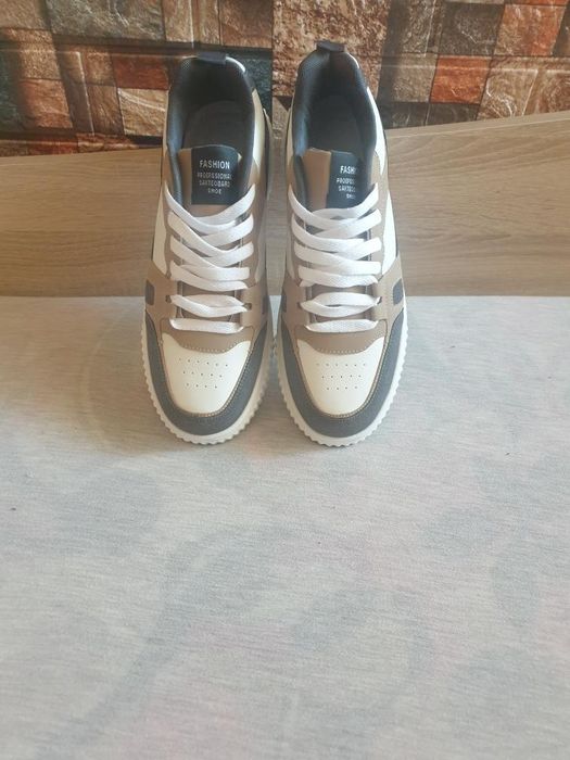 Чисто нов чифт обувки