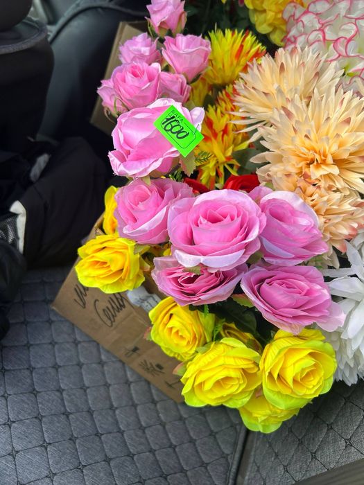 В продаже искусственные цветы