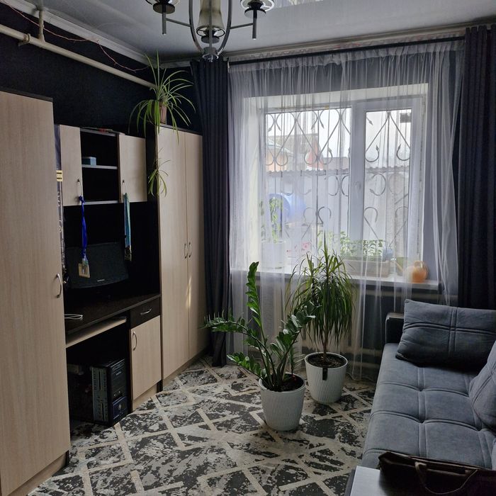 Продаётся большой дом.