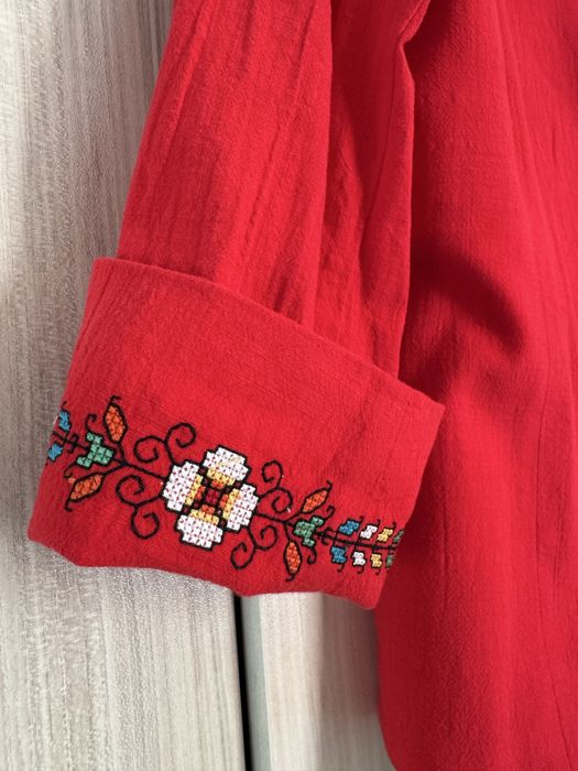 Бяла рокля с шевици и червено сако