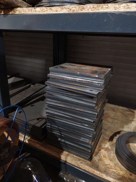 Placi metalice pentru structură hală 200x200x10mm