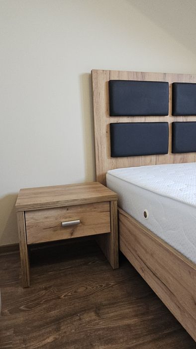 DE VANZARE: Pat 140×200 cu saltea si 2 noptiere – stare foarte buna
