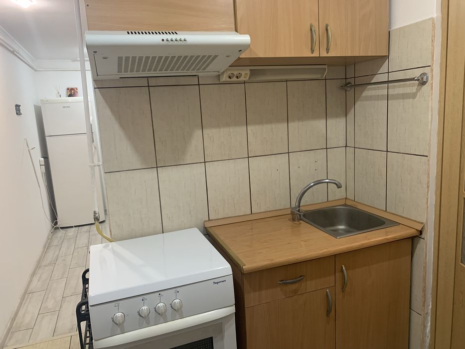Închiriez garsonieră în Buzău Cartier Posta . Sunt 2 camere plus baie , bucatarie si centrala termica
