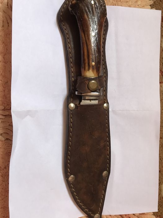 Cutit de vanatoare cu maner de corn de cerb.