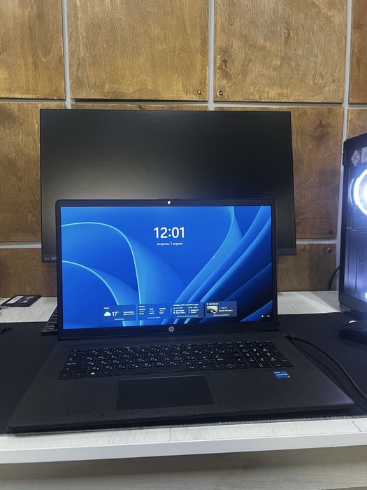 Офисный ноутбук HP 17.3" i3-N305 / 8GB / SSD 256GB