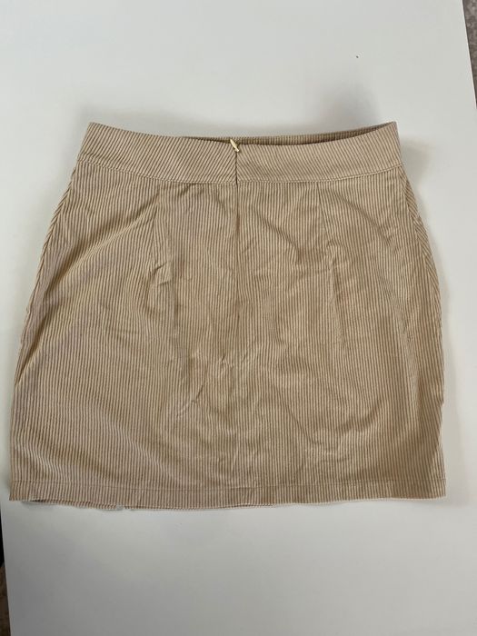 Къса пола в бежов цвят