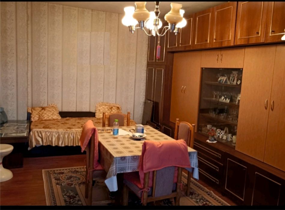 Продава 3-стаен апартамент кв.Изток
