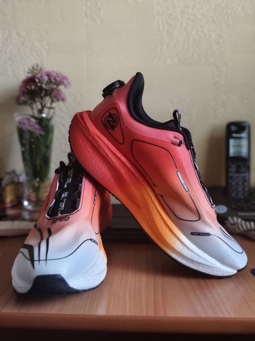 Продам новые кроссовки беговые.