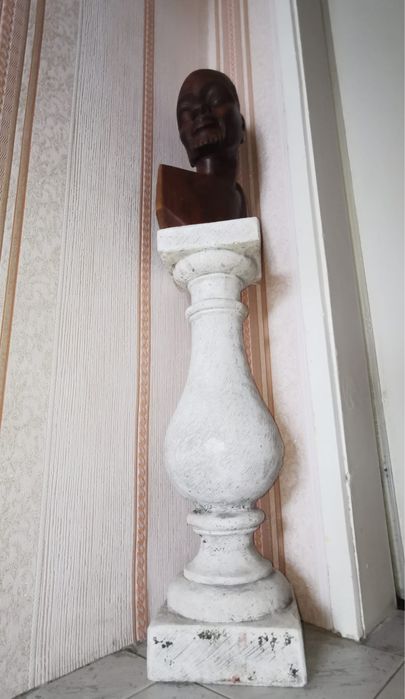 Антикварен дървен бюст от абанос и каменна колона пиедестал постамент